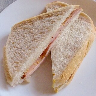 ”ブッツのボローニャソーセージ”でサンドイッチ